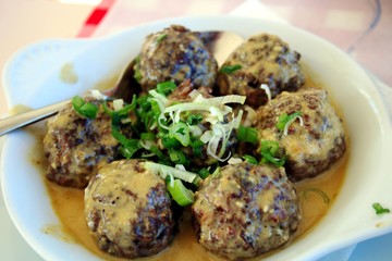 Hackbällchen in Ouzosoße
