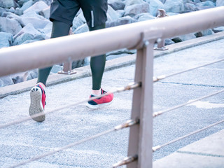 ランニングをする人の足元