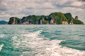 Fototapeta premium Panoramic view of Hong Island from the sea, Thailand