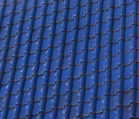 blaue Dachziegel auf einem Dach