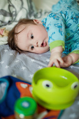 Obraz premium Little baby boy play with his plate