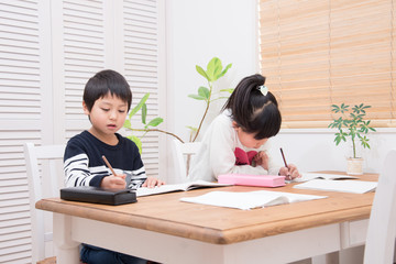 ダイニングで勉強をする小学生の子供