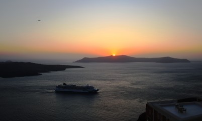 Sonnenuntergang über Thirassia Santorini