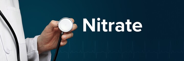 Nitrate. Arzt im Kittel hält Stethoskop. Das Wort Nitrate steht daneben. Symbol für Medizin, Krankheit, Gesundheit