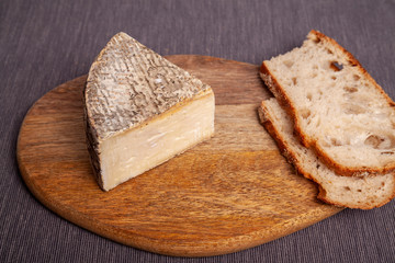 french cow's milk cheese called Tomme de Savoie
