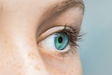Nahaufnahme eines weiblichen Auges mit blauer Iris