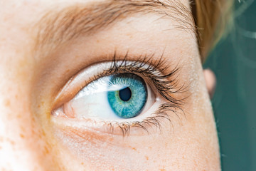 Nahaufnahme eines weiblichen Auges mit blauer Iris