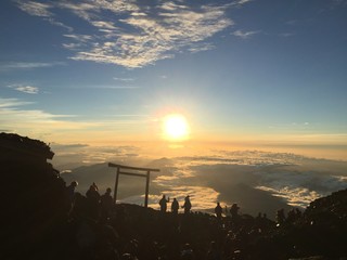 富士山頂と鳥居