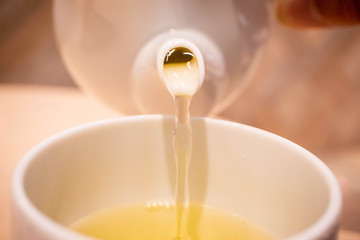 熱い緑茶を湯呑に注ぐところ