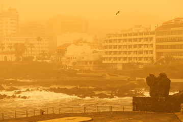 2020/02/23 Puerto de la Cruz, Spanien. Sandsturm aus Afrika – Dichte Calima zieht über die...