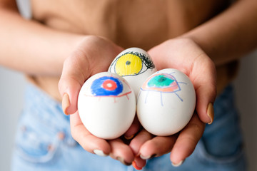 Naklejka premium Painted eggs in the hands of a woman