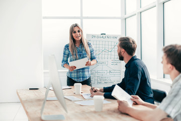 Obraz premium business woman at a meeting with the business team.