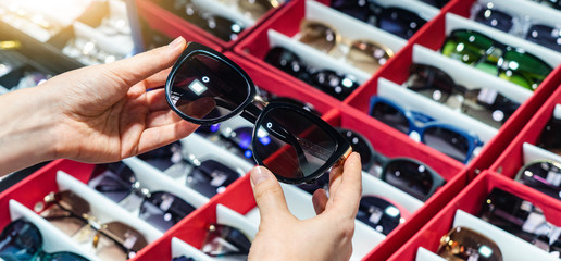 Fototapeta na wymiar Sunglasses store showcase 