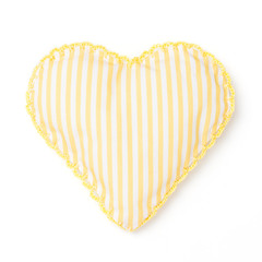 Ein Herz aus gelb gestreiftem Stoff