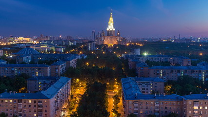 Obraz premium Moscow State University night to day timelapse before sunrise aerial view from rooftop.