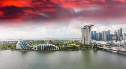 Obraz premium Singapore skyline. Panoramic view from drone at sunset