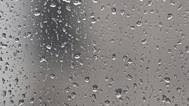 Regen an Fensterscheibe in 4K