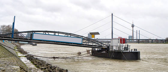 Der Rhein mit Hochwasser in Düsseldorf