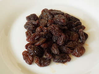 Pasas sobre plato blanco