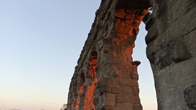 acquedotto romano al tramonto con lenta rotazione di camera