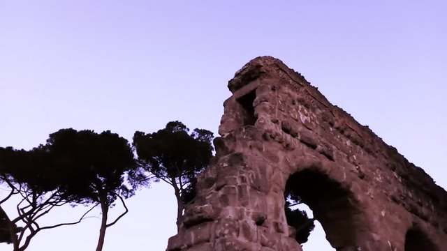 acquedotto romano ripreso dal basso con rotazione di camera