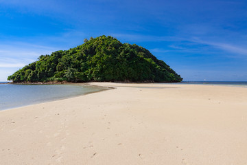 Fototapeta premium Sunny day at beautiful beach in Borneo