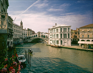 Venezia, Canal Grande a Rialto con il Ponte e Palazzo dei Camerlenghi.