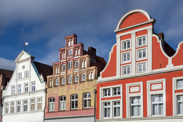 Fototapeta premium Giebel Lüneburg am Sande seitliche Ansicht entzerrt sonnig