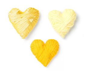 drei gelbe Herzen aus Wolle