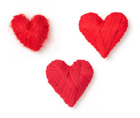 drei rote Herzen aus Wolle