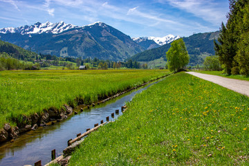 Wanderweg und Bach in den Alpen