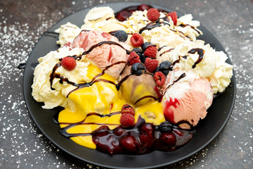 Eisgenuss mit frischen Früchten
