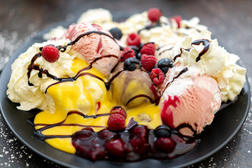 Eisgenuss mit frischen Früchten