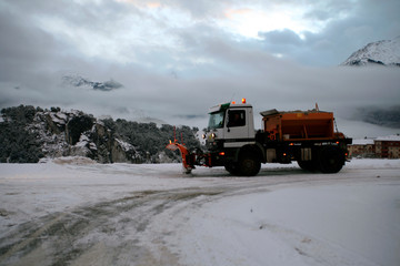 Maquina quitanieves en los Alpes