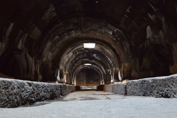 Fototapeta na wymiar Innenraum der Karavanserei am Selimpass in Armenien