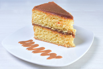  51/5000 Vanilla and cream cake on white wooden background