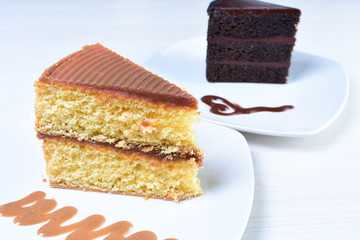  51/5000 Vanilla and cream cake on white wooden background