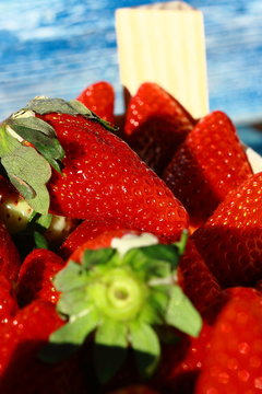 Fresas o fresones de temporada madura y ricas, listas para comer	