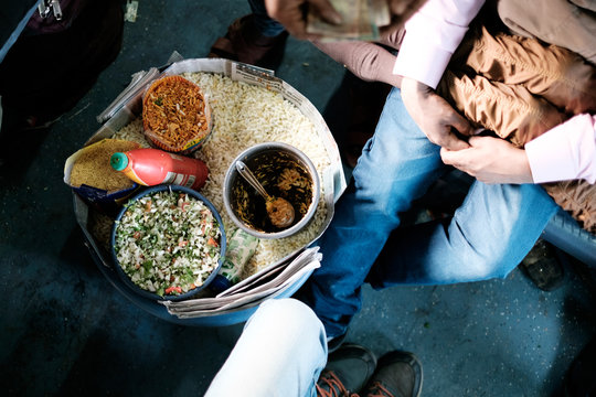 車内販売されているインド料理