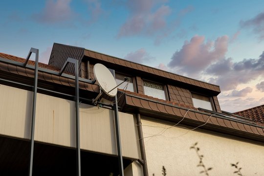 Parabolantenne an einer Hausfassade