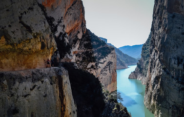 reflejos congos de montrebei, personas corriendo y agua cristalina