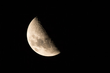 Primer plano de la luna en su fase menguante