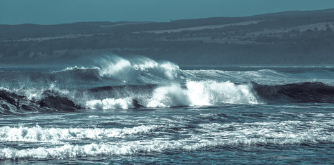 Imagen de la playa con una en primer plano de las varios grupos de olas 