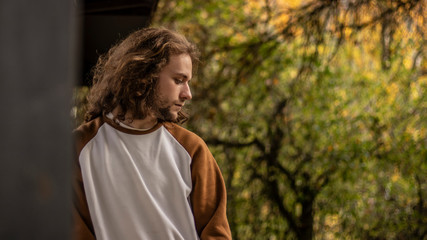 hico aleman con barba png. Persona en el bosque.  Chico con pelo largo y barba png.