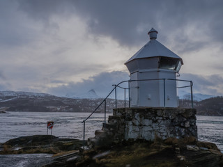 alter Leuchtturm am Saltstraumen in Norwegen