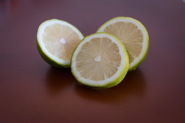 Limon sobre la mesa