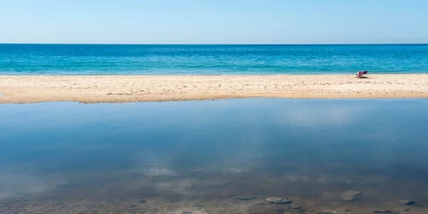 Crédence de cuisine en verre imprimé Plage de Bolonia, Tarifa, Espagne Una silla de playa solitaria en la playa de bolonia de Tarifa
