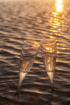 Dos Copas De Cristal  Con Cava En La Arena De La Orilla De Tarifa