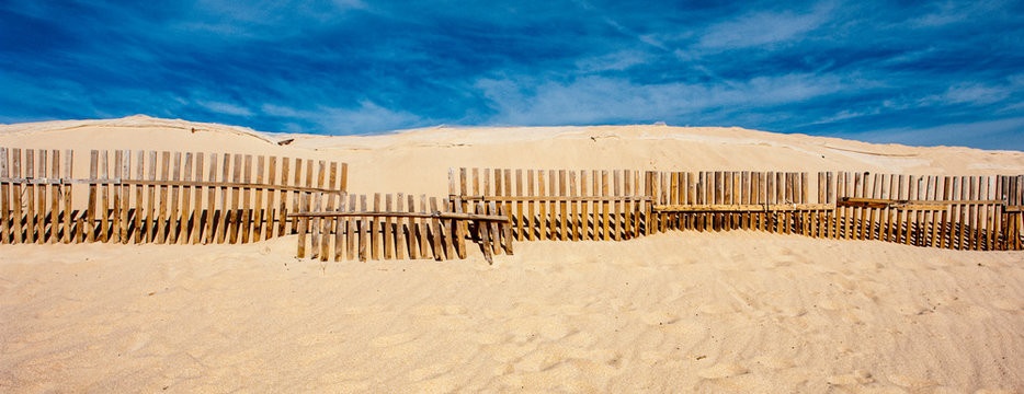 Barreras de madera para sujetar las dunas en Tarifa