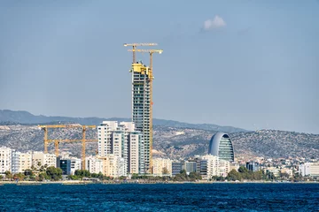 Fotobehang Kustlijn van Limassol, Cyprus met meerdere bouwplaatsen © abayuka10